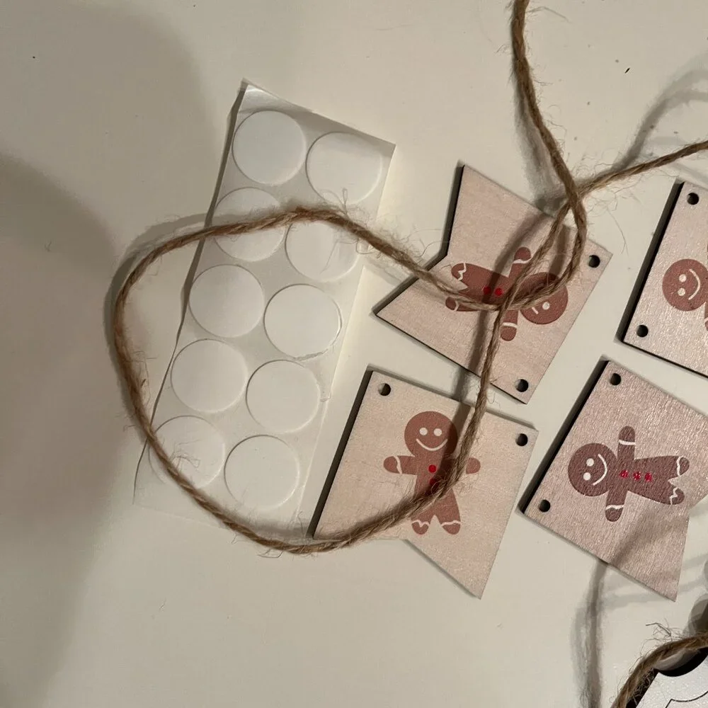 Christmas Gingerbread and cookie‎ Wood Table Top Decor and Gift Tags (new) (x/x)